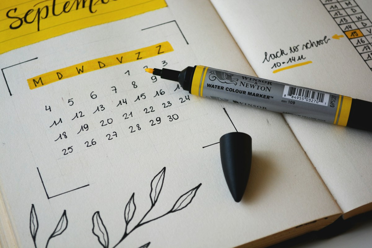 calendario personalizado abierto con fotos de familia sobre mesa de madera