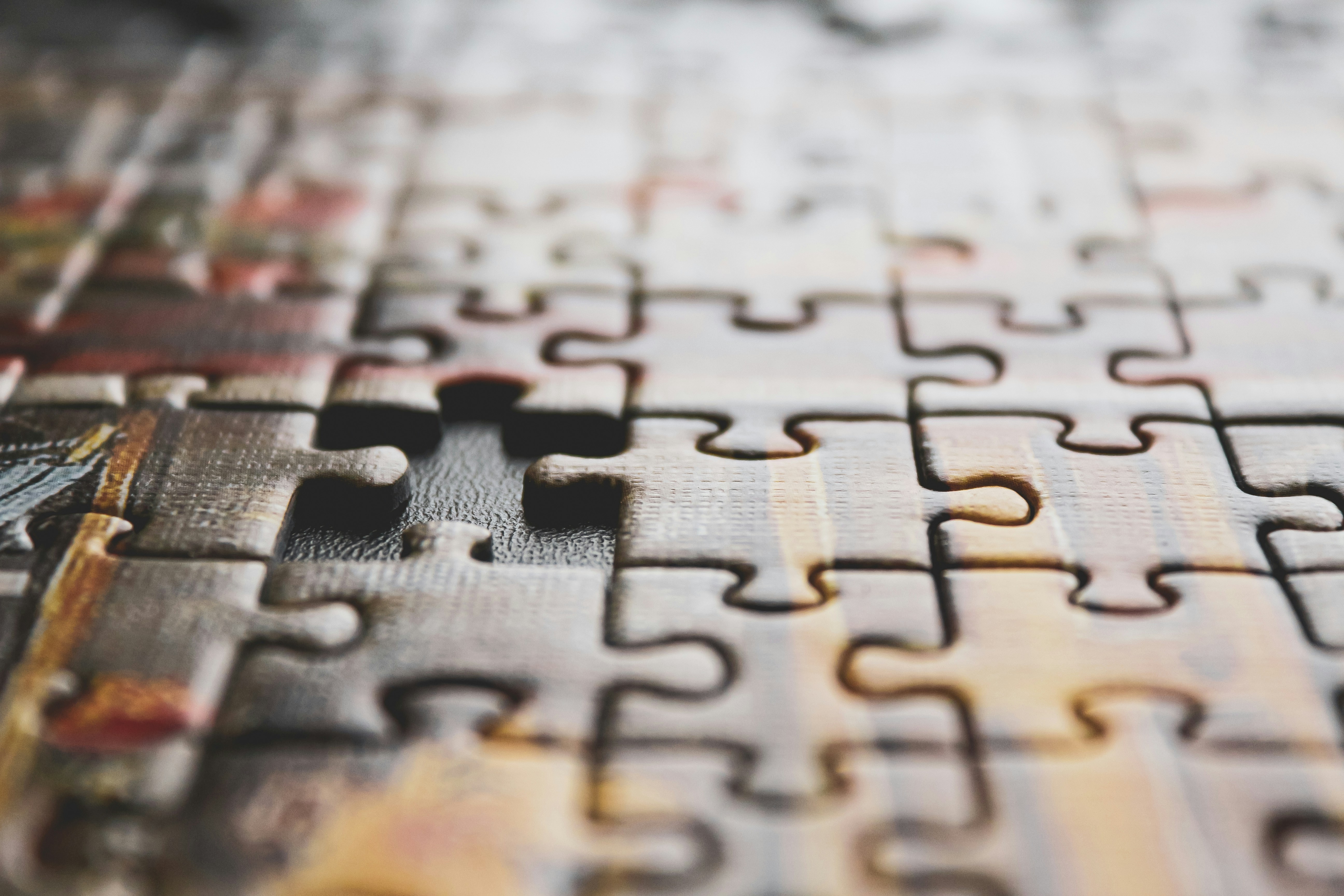 puzzle personalizado con foto familiar sobre mesa de madera